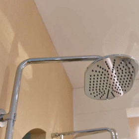 Ảnh chụp vòi sen cây tắm INAX BFV-60S nóng lạnh tay sen cao cấp