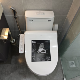 Ảnh thật tế Bồn cầu nắp điện tử INAX AC-902+CW-H18VN Aqua Ceramic