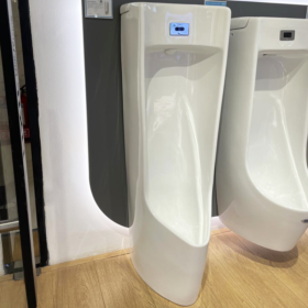 Ảnh thực tế Bồn tiểu nam INAX AFU-600VAC cảm ứng dùng pin